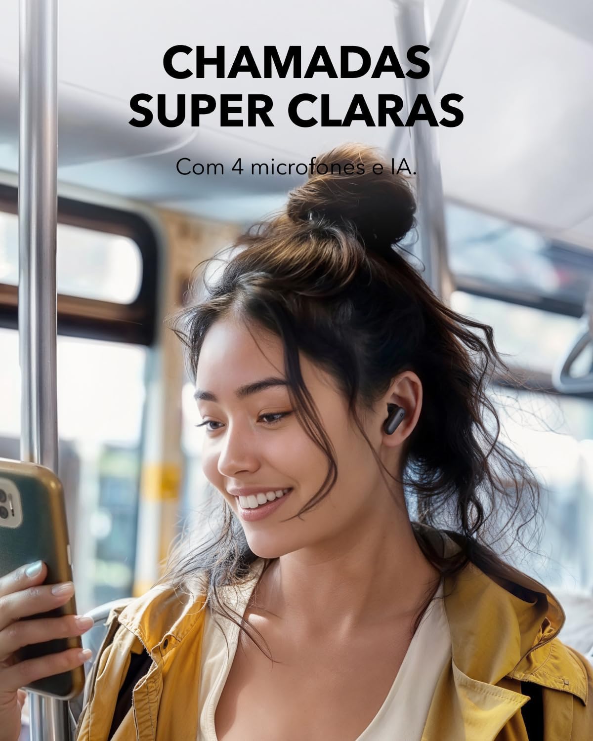 Imagem de uma jovem mulher usando um fone de ouvido da marca Anker
